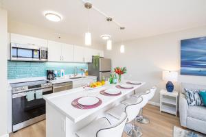 Η κουζίνα ή μικρή κουζίνα στο Fabulous Ocean & Diamond Head View with Free Parking!
