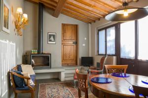 フィレンツェにあるFattoria Il Milione Agriturismoのテーブルとテレビのあるリビングルーム