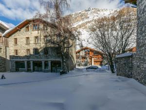 a building in the snow in front of a mountain at Appartement Val-d'Isère, 3 pièces, 4 personnes - FR-1-694-313 in Val-d'Isère