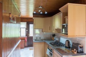 Nhà bếp/bếp nhỏ tại Bluebell Lodge 11 with Hot Tub +9 ảnh