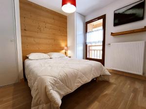 Postel nebo postele na pokoji v ubytování Appartement Samoëns, 3 pièces, 4 personnes - FR-1-624-129