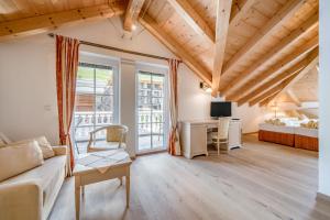 salon z kanapą i biurkiem w obiekcie Villa Castelbell w Solden