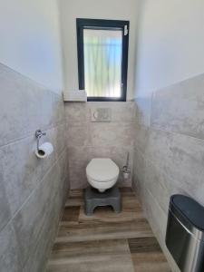 een badkamer met een toilet en een raam bij Maison moderne Côte Bleue, Proche mer in Le Rove