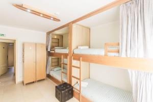 Postel nebo postele na pokoji v ubytování Peniche Surfcamp Hostel