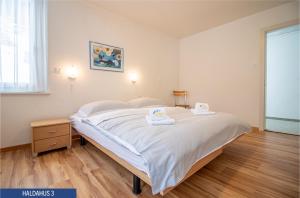 Postel nebo postele na pokoji v ubytování Haus Haldahus by Arosa Holiday