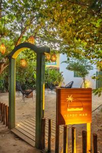 una señal para un bar verde en un parque en Pousada Verde Mar, en Trancoso