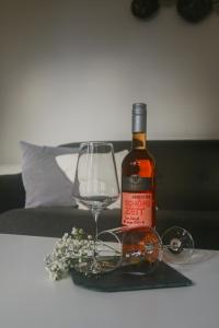 uma garrafa de vinho e um copo sobre uma mesa em Ferienhaus Bomeier em Wernigerode