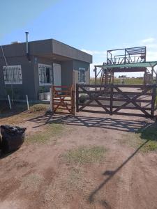 un edificio con una puerta de madera y una valla en Leosanmareta en 