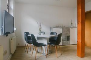uma sala de jantar com uma mesa branca e cadeiras em Ferienhaus Bomeier em Wernigerode