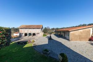 una vista aérea de una casa con patio en RioVerde Agroturismo, en Barcelos