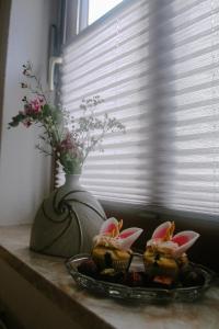 a table with two cupcakes and a vase with flowers at Ferienhaus Bomeier in Wernigerode