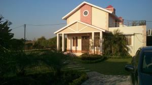 une maison blanche avec une brique rouge dans l'établissement Aakriti NS71, à Bhopal