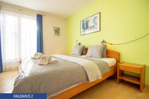 Postel nebo postele na pokoji v ubytování Haus Haldahus by Arosa Holiday