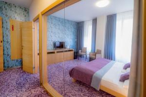 Postel nebo postele na pokoji v ubytování Hotel Vinice Hnanice + 35 fotografií