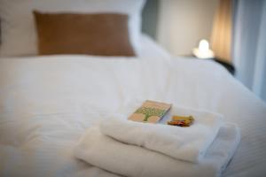 uma pilha de toalhas sentadas em cima de uma cama em Liberty Home Platinum - Apartments em Hanôver