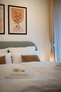 1 dormitorio con 2 camas blancas y ventana en Liberty Home Platinum - Apartments en Hannover