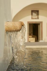 un primo piano d'acqua che esce da una fontana di Atoles Retreat a Imerovigli