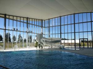 ein großes Gebäude mit einem Flugzeug darin in der Unterkunft Lifestyle Disneyland Paris 8 PAX in Serris