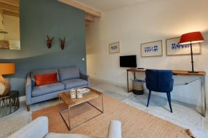 a living room with a couch and a desk at Thuers im Busch - Gute Stube + in Münster