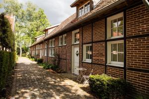 a brick house with a table and a chair on a street at Thuers im Busch - Gute Stube + in Münster