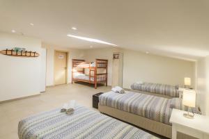 ein Hotelzimmer mit 2 Betten und 1 Schlafzimmer in der Unterkunft Peniche Surfcamp Hostel in Baleal