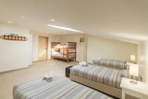 um quarto de hotel com duas camas e um quarto em Peniche Surfcamp Hostel no Baleal
