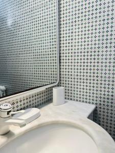 een badkamer met een wit toilet en een spiegel bij Appartamenti sul mare Villa il Fortullino in Case Fortullino