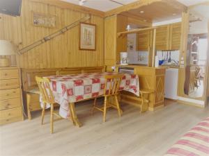 a kitchen with a table and chairs in a room at Studio Tignes, 1 pièce, 5 personnes - FR-1-411-387 in Tignes