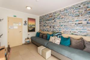 Posezení v ubytování Peniche Surfcamp Hostel