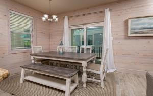 een eetkamer met een houten tafel en stoelen bij Jetty Life 473 home in Gulf Shores