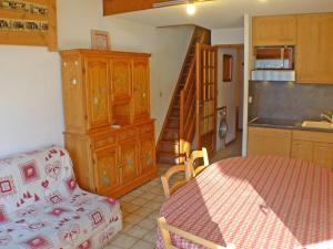 eine Küche mit einem Tisch und eine Küche mit einer Treppe in der Unterkunft Appartement Samoëns, 2 pièces, 5 personnes - FR-1-629-38 in Samoëns