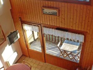 Zimmer mit einer Veranda mit einer Bank und Fenstern in der Unterkunft Appartement Samoëns, 2 pièces, 5 personnes - FR-1-629-38 in Samoëns