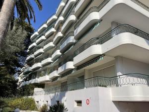 un condominio con balconi sul lato di Cannes 100 mètres de la plage a Cannes