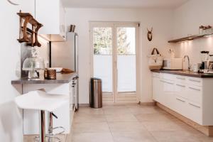 Kuchnia lub aneks kuchenny w obiekcie Chalet Austria, up to 10 p, 15 min to salzburg city, garden with direct amazing mountainview, BBQ&bikes&sunbeds for free, 15 min sound of music