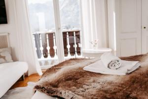 sypialnia z łóżkiem z kocem i oknem w obiekcie Chalet Austria, up to 10 p, 15 min to salzburg city, garden with direct amazing mountainview, BBQ&bikes&sunbeds for free, 15 min sound of music w mieście Golling an der Salzach