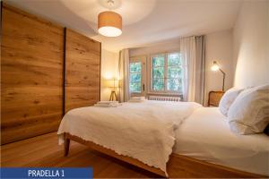 Postel nebo postele na pokoji v ubytování Chalet Pradella by Arosa Holiday