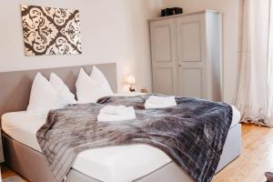 ein Schlafzimmer mit einem Bett mit zwei Handtüchern darauf in der Unterkunft Hunter's Chalet, up to 10 p, terrace with amazing mountainview, 200 qm garden, BBQ&bikes&sunbeds for free in Golling an der Salzach