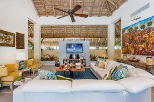 Posezení v ubytování Private Villa with Incredible Pool, maid, jacuzzi - Cap Cana Resort