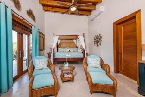 Posezení v ubytování Private Villa with Incredible Pool, maid, jacuzzi - Cap Cana Resort