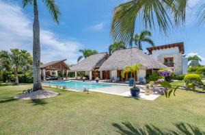 Bazén v ubytování Private Villa with Incredible Pool, maid, jacuzzi - Cap Cana Resort nebo v jeho okolí