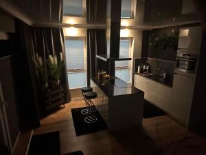 - une cuisine avec un comptoir noir dans une pièce dans l'établissement Lans Apartments SPA Menden Sauerland, à Menden