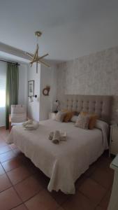 een slaapkamer met een groot bed en handdoeken bij Apartamento Carretera Sierra in Granada