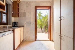 una cocina con una puerta que conduce a un patio en Fascinating Flat near Hadrians Gate, en Antalya