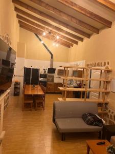 ein Wohnzimmer mit einem Sofa und einem Tisch in der Unterkunft Villa parque natural in Murcia