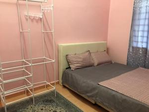 A bed or beds in a room at Cozy Homestay Che Yang