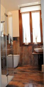 łazienka z wanną, toaletą i umywalką w obiekcie NAZIONALE Camere w mieście Montebelluna