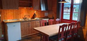 cocina con mesa de madera y fregadero en Visit Junkerdal en Junkerdal