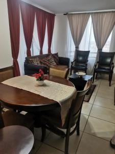 a living room with a table and chairs and a couch at Arriendo diario a pasos playa la herradura in Coquimbo