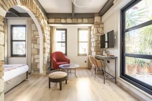 Cette chambre comprend un lit, une table et des chaises. dans l'établissement Cozy Studio Flat near Hadrians Gate, à Antalya