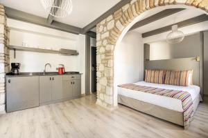 - une chambre avec un lit et un lavabo dans l'établissement Cozy Studio Flat near Hadrians Gate, à Antalya